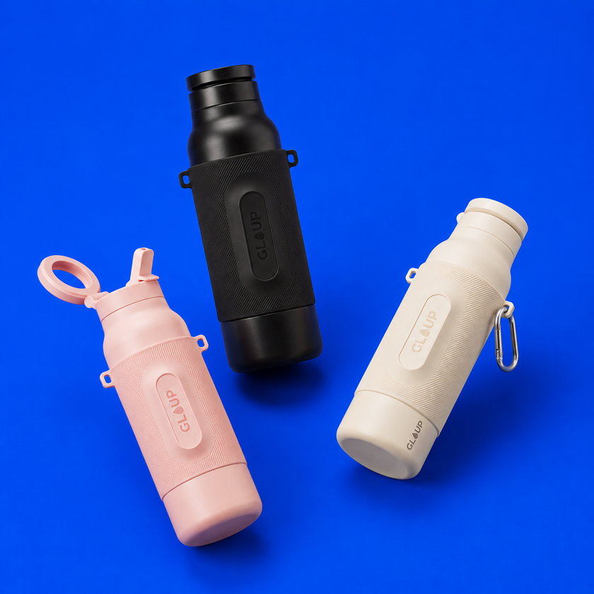 De Gloup Grip in Dune creme, Dusty blush en Stealth black op een blauwe achtergrond