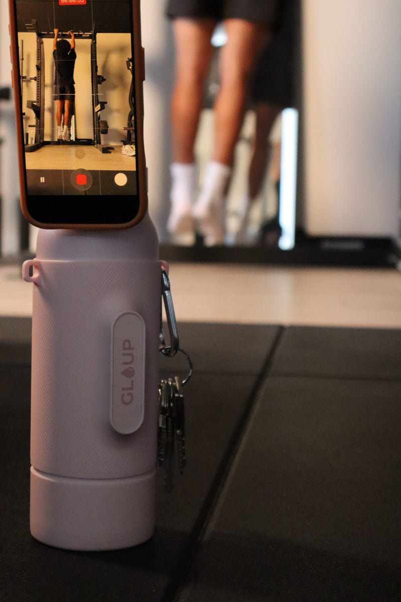 De Grip met telefoon erop, filmend in de sportschool